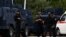 Kosovski policajci na ulazu u mesto Banjska na severu Kosova, 24. septembar 2023.