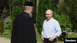 Președintele rus Vladimir Putin, dreapta, vizitează Schitul Smolenski al Mănăstirii Valaam de pe insula Valaam, la Lacul Ladoga, Republica Karelia, Rusia, vineri, 1 august 2025.