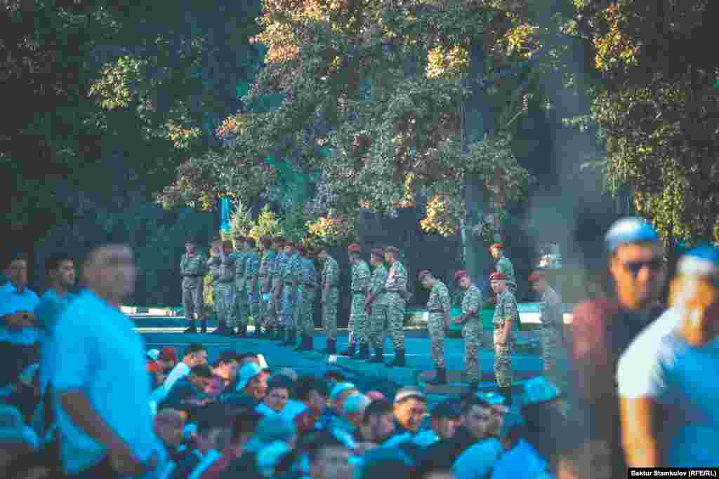 На айт-намазе несли дежурство сотрудники милиции.