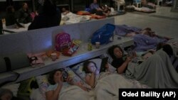 Izraelitët improvizojnë strehime nga sulmet iraniane