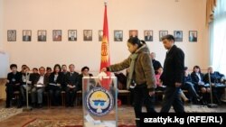 Избиратели на одном из участков.