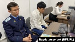 Прокурор Дидар Кабаев (слева) на процессе по делу Темирлана Енсебека. Алматы, 11 апреля 2025 года