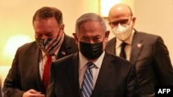 Secretarul de stat american Mike Pompeo, premierul israelian Benjamin Netanyahu și ministrul de externe din Bahrain, Abdullatif bin Rashid Al Zayani la conferința de presă comună după discuțiile de la Ierusalim, 18 noiembrie 2020. 