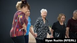 Урок по народни танци. В средата е Стефка Гюзелева