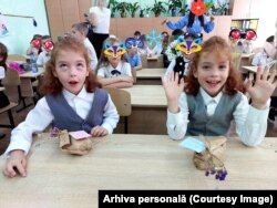 Fiii Doinei Ababei, Luca și Marcu, au fost transferați la o altă școală în clasa a 2-a.