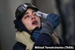 На этом снимке Михаила Терещенко девушка промывает глаза после применения против протестующих слезоточивого газа у здания парламента Грузии, 7 декабря 2024 года
