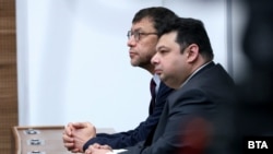 Отхвърленият кандидат за член на Конституционния съд Йонко Грозев и избраният за нов конституционен съдия Орлин Колев.