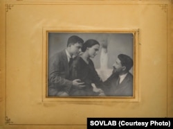 ვარაზაშვილების ოჯახი. სოფრომ ვარაზაშვილი, თამარ ვარაზაშვილი და ისიდორე ვარაზაშვილი. ფოტო გამოქვეყნებულია საბჭოთა წარსულის კვლევის ლაბორატორიის არქივში