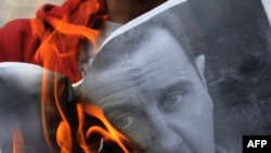 Demonstranti u Turskoj u znak podrške pobunjenicima u Siriji pale fotografiju Bashara al Assada, Istanbul, april 2011