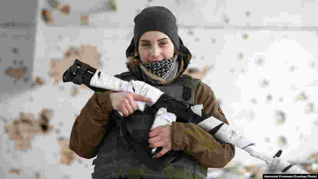 A most 22 éves Olena még csak 17 éves volt, amikor csatlakozott a hadsereghez. Ha épp nem a frontvonalon teljesít szolgálatot, színházrendezőnek tanul a kijevi egyetemen. Sztyepanov szerint az ukrán katonák több mint egynegyede harminc évnél fiatalabb. &nbsp;