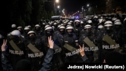 A rendőrség elállja a Jarosław Kaczyński lengyel kormányfőhelyettes házához vezető utat a tüntetők előtt akik az abortusztörvény további korlátozása ellen tiltakoztak Varsóban 2020. október 23-án.