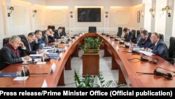 Ekipi negociator i Kosovës gjatë një takimi me presidentin, kryeparlamentarin dhe kryeministrin e Kosovës. Fotografi nga arkivi.