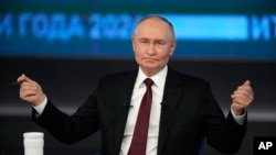 რუსეთის პრეზიდენტმა პუტინმა 19 დეკემბერს მოსკოვში გამართა წლის შემაჯამებელი პრესკონფერენცია და მოქალაქეებთან ე.წ. პირდაპირი ხაზი.