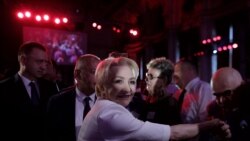 Viorica Dăncilă a fost întâmpinată cu pupături la Congres.