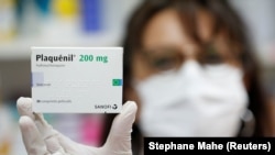 O cutie de Plaquenil, expusă de o farmacistă, medicamentul căutat în lumea întreagă, despre care se crede că ar fi eficace în lupta cu noul coronavirus