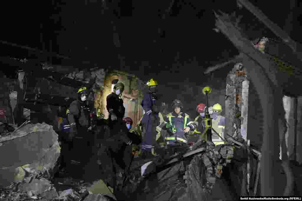 24 aprilie 2025, Kiev, Ucraina - Echipe de salvare la un loc atacat din cartierul Sviatoșinski.