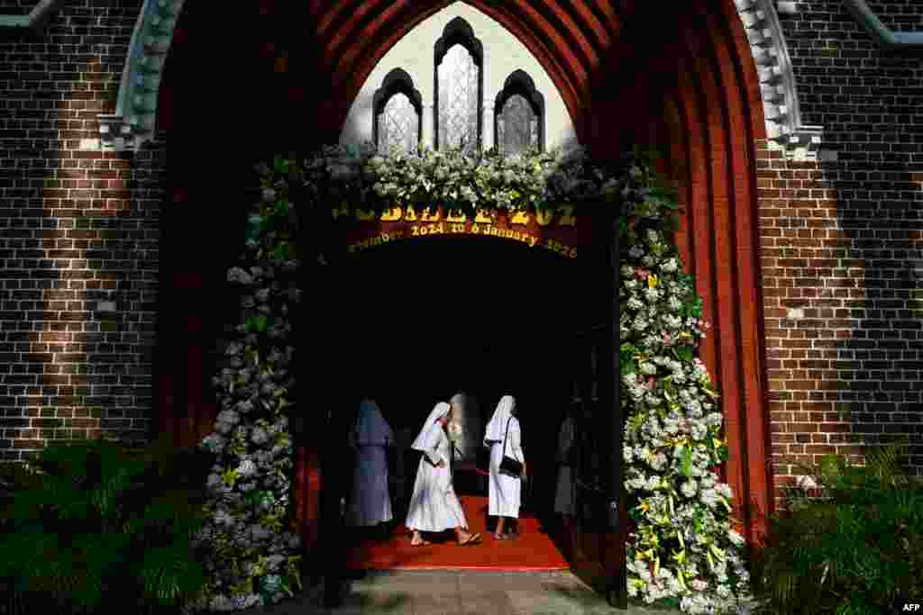 Yanhon, Myanmar, 22 aprilie 2025 – Călugărițele ajung la Catedrala Sf. Maria pentru a se ruga în amintirea Suveranului Pontif.