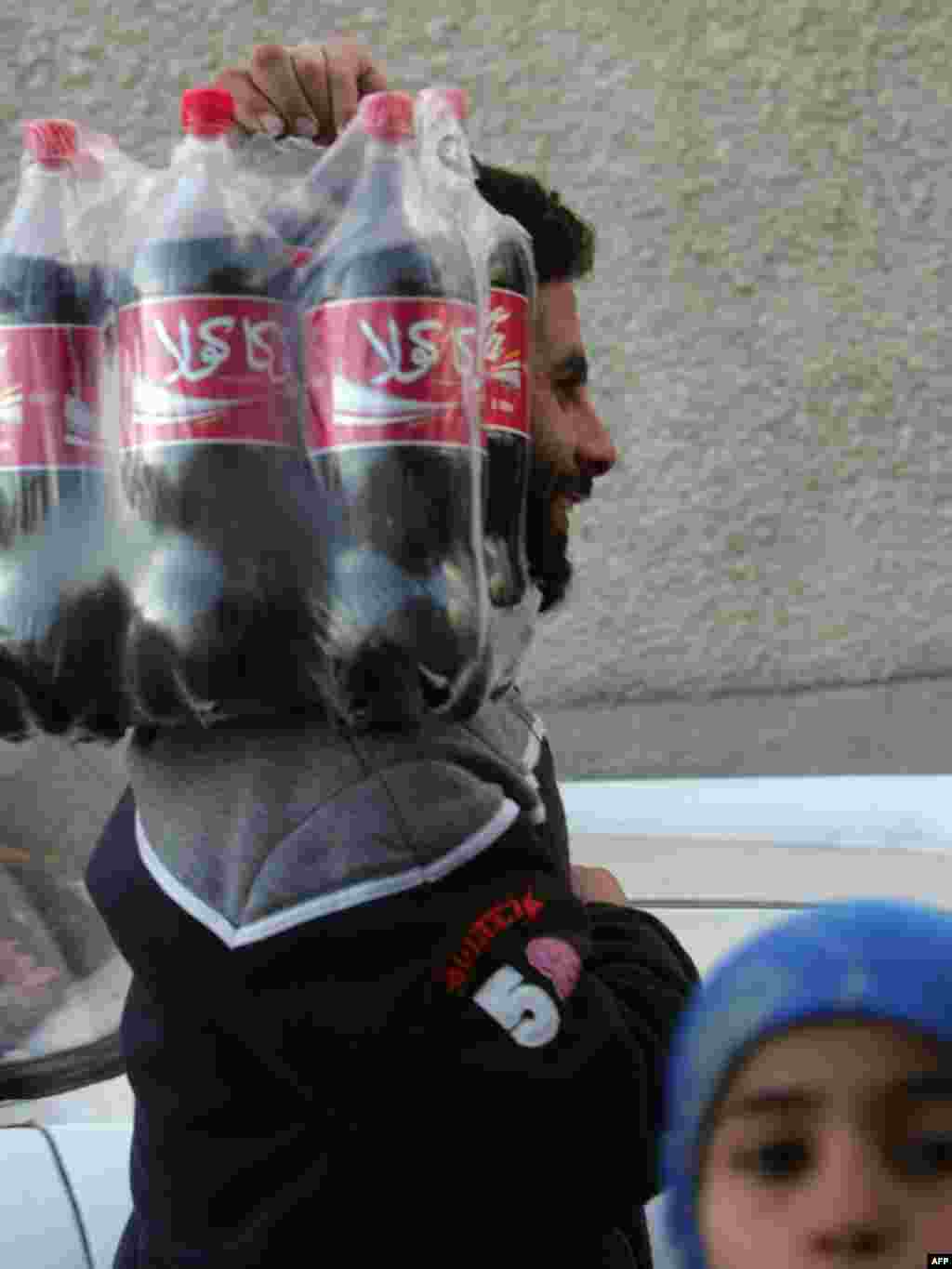 Кока Кола - Нема Кока-кола? Навистина? Да. Ахмадинеџад на 1 јуни побара Иранците да ги бојкотираат Кока-Кола и другите западни брендови. Зошто? Веќе претпоставувате, работат со Израел.