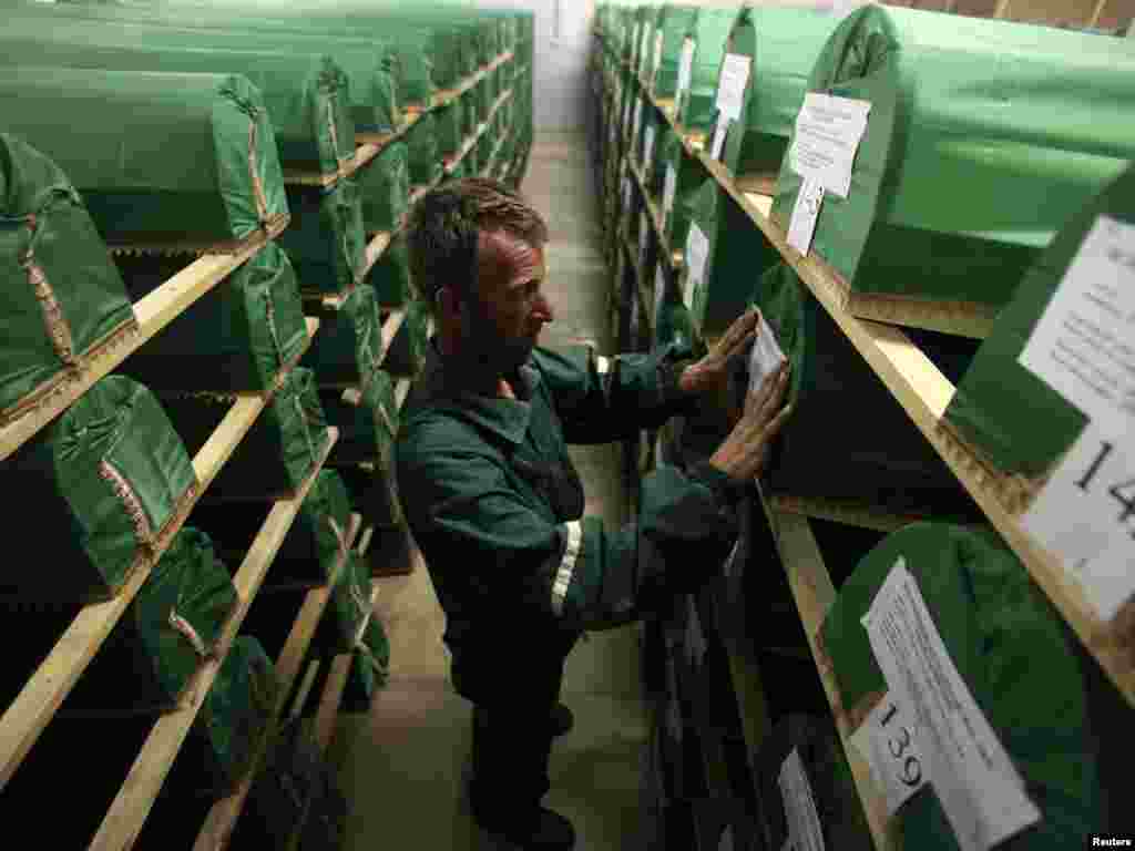 Posmrtni ostaci Srebreničana prije transporta za Potočare, Visoko, juli 2011