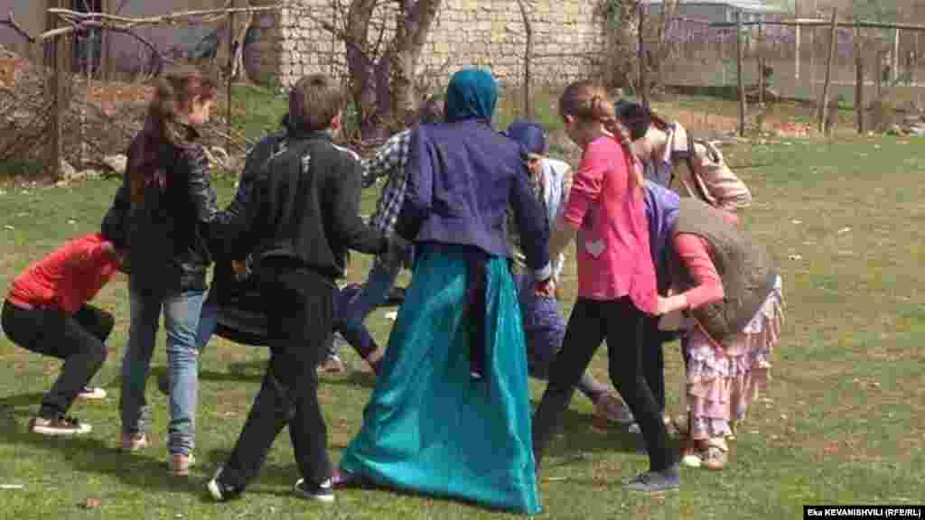 დუისი, ბავშვები მინდორში თამაშობენ