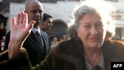 Bivša predsednica RS Biljana Plavšić po dolasku u Beograd nakon odsluženja kazne, 27. oktobar 2009.