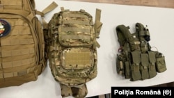 În mașinile oprite de Poliție se aflau mai multe echipamente militare. Surse judiciare spun că printre persoanele reținute se află mai mulți foști membri ai Legiunii Străine. 