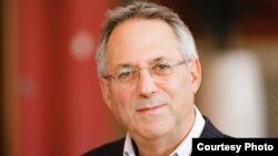 Dr. Richard Caplan, profesor i Marrëdhënieve Ndërkombëtare në Universitetin e Oxfordit. 