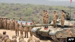 Пакистанкиот генерал Сајед Асим Мунир на воен тенк набљудува вежба „Железен напад“ НА 1 Мај