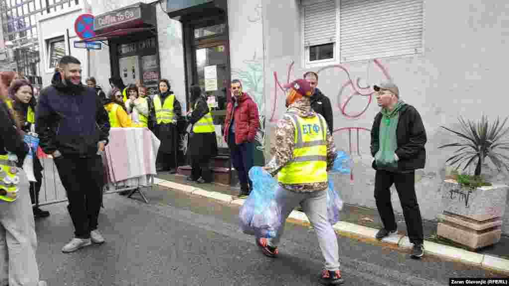 U nošenju hrane za policiju u zgradi RTS-a pomažu i studenti u blokadi. 