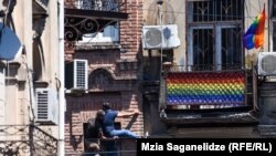 „ღირსების მარშის“ საწინააღმდეგო ძალადობრივი აქციის მონაწილეები "თბილისი პრაიდის" ოფისში შეღწევას ცდილობენ. 5 ივლისი, 2021 წელი