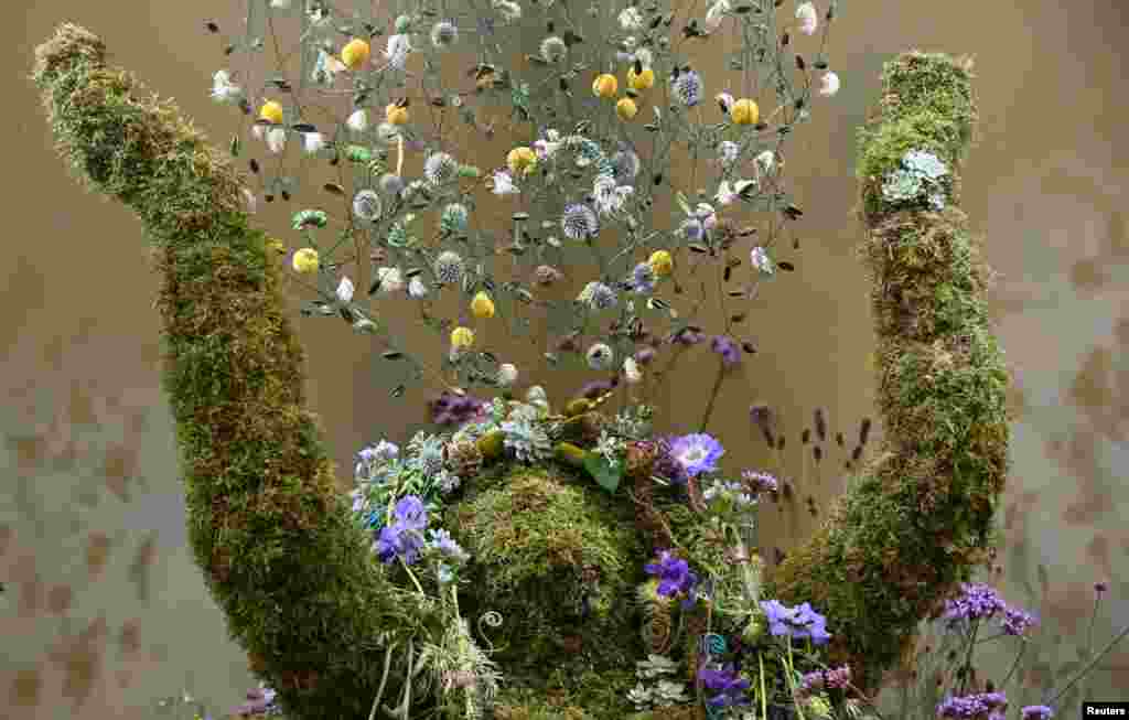 Emberi alakot formáló viráginstalláció