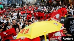 По данни на организаторите на протеста в Хонконг са излезли повече от 1 милион души.