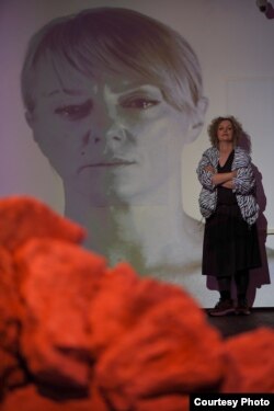 Izložba se sastojala iz četiri rada povezana u jednu cjelinu, gdje svi ti radovi pričaju istu priču. Izložba je trebalo da predstavi lik Bosne i Hercegovine, koju je igrala Miljka Brđanin, glumica Narodnog pozorišta Republike Srpske