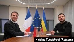 Francuski predsednik Emanuel Makron razgovara sa ukrajinskim predsednikom Volodimirom Zelenskim pre sastanka u Evropskom savetu u Briselu 18. decembra 2024.