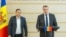 Deputații partidului PAS, Artemie Cătănoi (stânga) și Igor Chiriac, prezintă amendamente la Codul Civil.