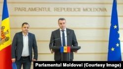 Депутаты от PAS Артемие Кэтэной (слева) и Игорь Кириак представляют проект поправок к Гражданскому Кодексу.