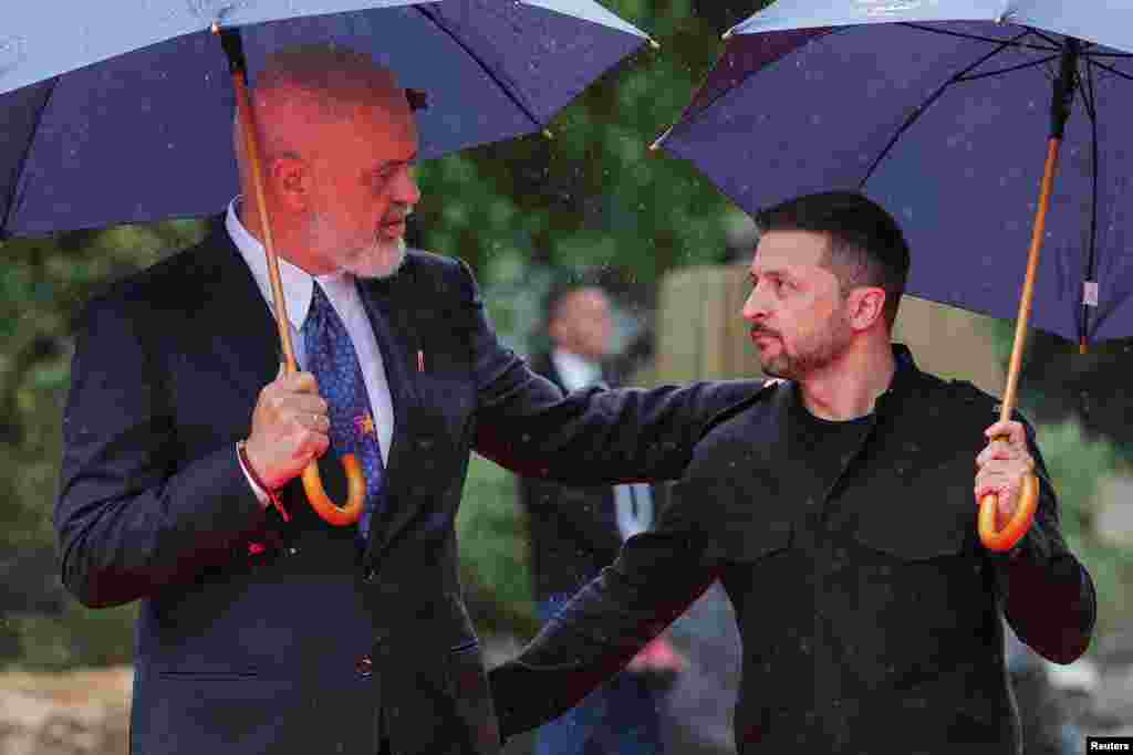 Albanski premijer Edi Rama dočekuje ukrajinskog predsjednika Volodimira Zelenskog tokom samita Evropske političke zajednice na Skenderbegovom trgu u Tirani, u Albaniji, 16. maja.