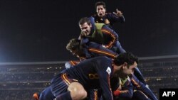 Шпанците го слават голот на Виља против Парагвај