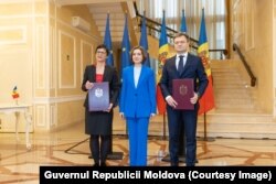 Comisarul european pentru extindere, Marta Kos (stânga), președinta Maia Sandu și premierul Dorin Recean, după semnarea scrisorii de intenție privind strategia cuprinzătoare pentru independența și reziliența energetică a R. Moldova, Chișinău, 4 februarie.