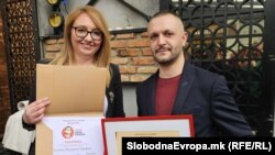 Biljana Nikolovska i Petar Klinčarski nakon uručenja pohvalnice i nagrade, Skoplje, 25. marta 2025.