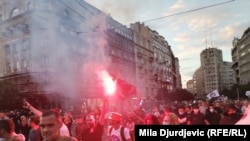 Okupljenima na protestu desno orijentisanih organizacija policija nije dozvolila da priđu Prajdu