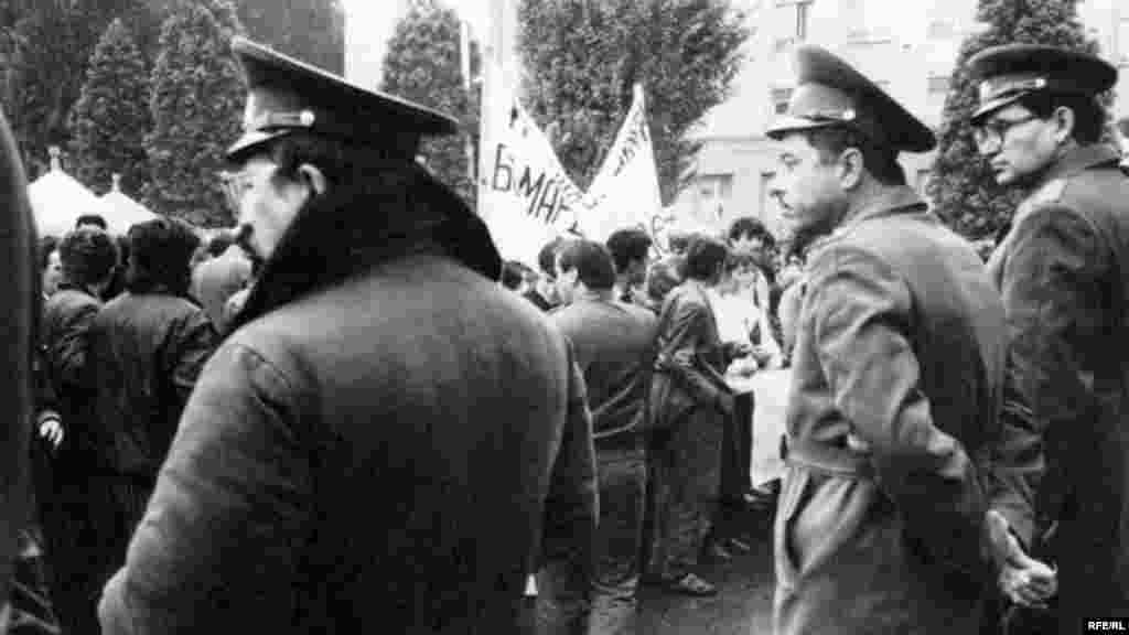 Tadžikistanski demonstranti u oktobru 1991. zahtijevaju od predsjednika parlamenta Rahmona Nabijeva da se povuče kako bi pružio jednake mogućnosti svim kandidatima na predsjedničkim izborima zakazanim za 24. novembar 1991. godine.