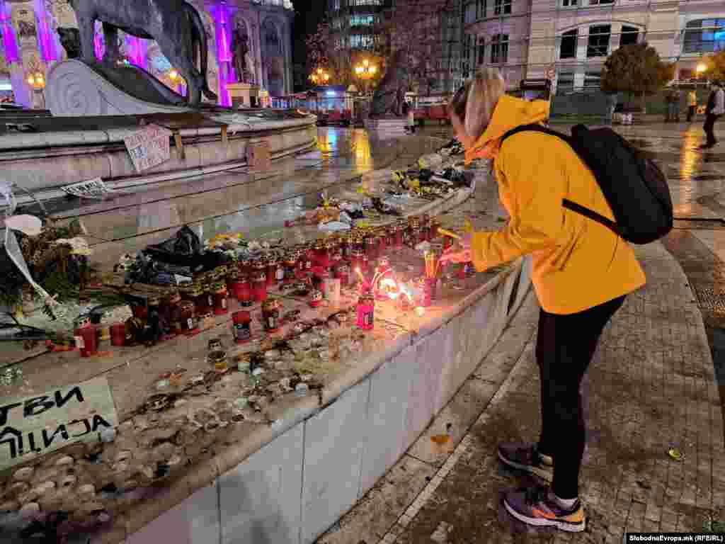 Почетокот на протестот беше закажан во 18:59 часот, симболично во чест на бројот на жртви во Кочани – 59.