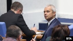 Цончо Ганев (в гръб) и Костадин Костадинов от "Възраждане", 27 юни 2025 г.