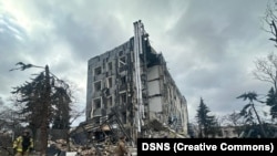 Рускиот напад го погоди центарот на градот разурнат од фронтот во украинската област Харкив.