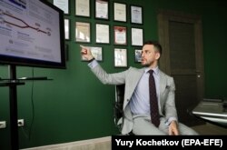 Иля Сачков прави презентация в офиса си в Москва, 9 октомври 2017 г.