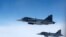 Imagine generică - Avioane de vânătoare Saab JAS 39 Gripen ale Forțelor Aeriene Suedeze zboară alături de o aeronavă care simulează interceptări aeriene 