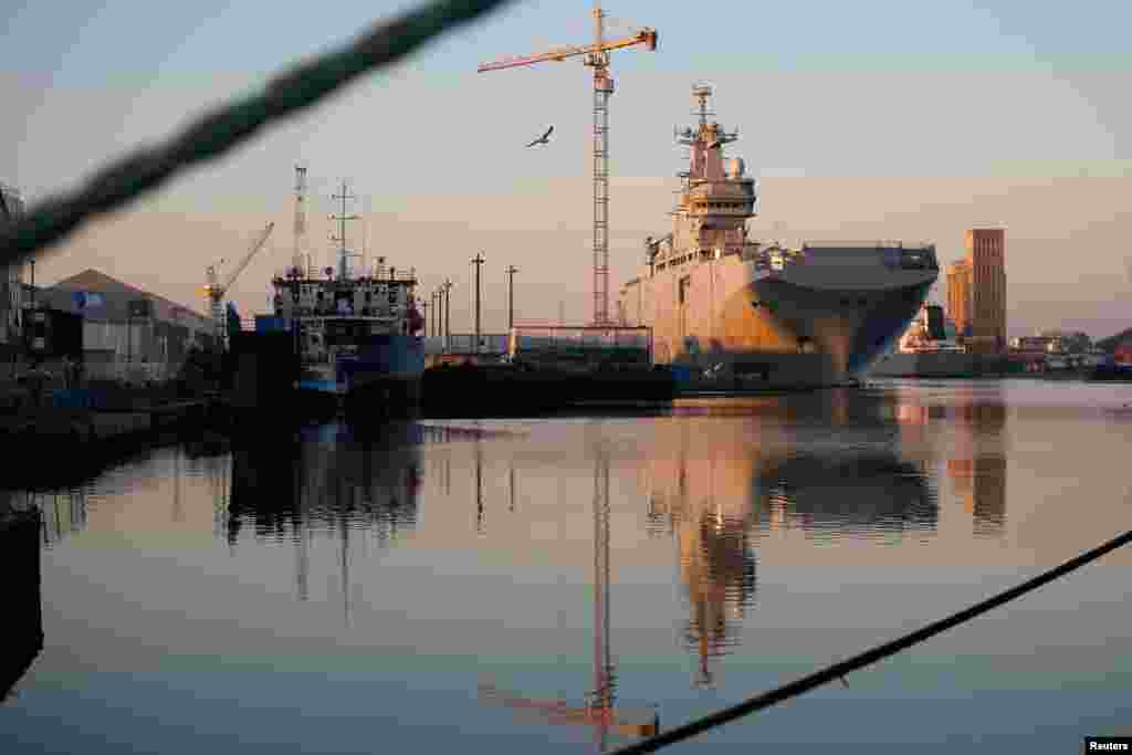 Вертолетоносец "Владивосток" на верфи французского города Сент-Назер, сентябрь 2014 года