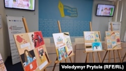 Рисунки детей заключенных и погибших журналистов на выставке в НСЖУ. Киев, 5 июня 2025 года