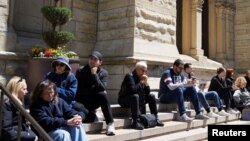 Oamenii se adună la Catedrala Sfântului Nume din Chicago, la aflarea veștii că Robert Prevost născut în acest oraș a devenit papă